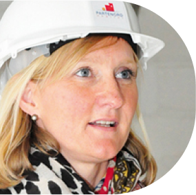 Femme avec un casque de chantier