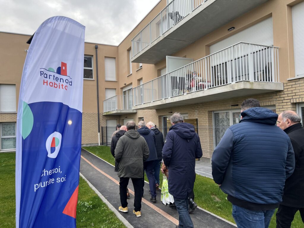 Un groupe de personne durant l'inauguration des logements à Hondschoote