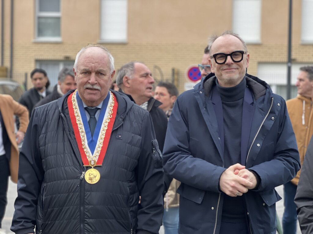 Deux personnes posant durant l'inauguration des logements à Hondschoote.