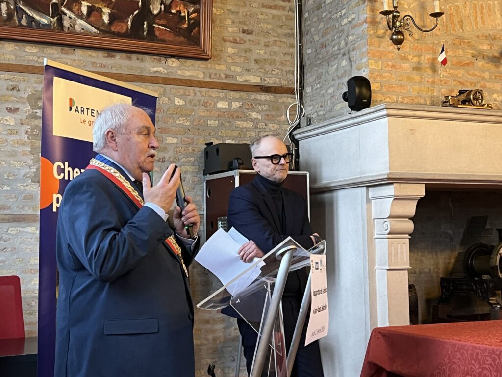 Deux personnes parlant à l'occasion de l'inauguration des logements à Hondschoote.
