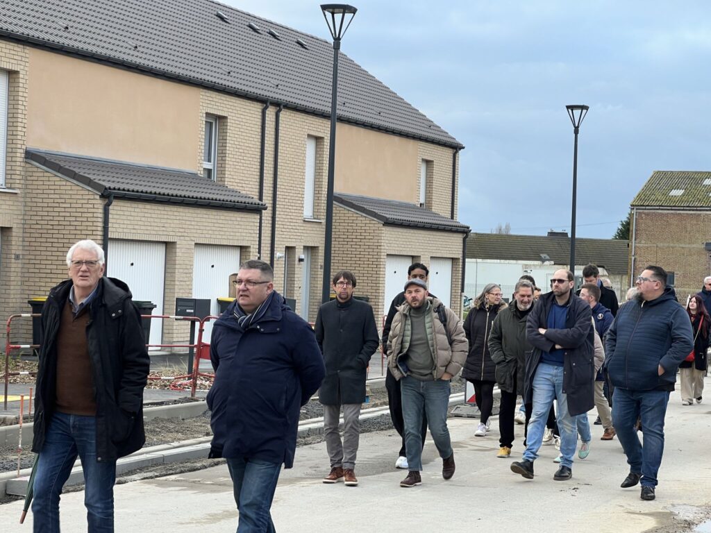 Un groupe de personne durant l'inauguration des logements à Hondschoote