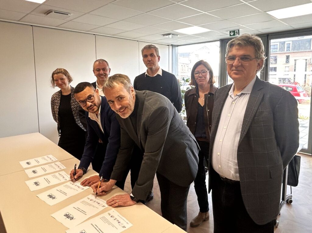 Un groupe de personne représentant le Réseau Canopée, dont le Directeur général de Partenord le Groupe Eric Cojon. Une partie des personnes signent un document, et une seconde partie regarde.