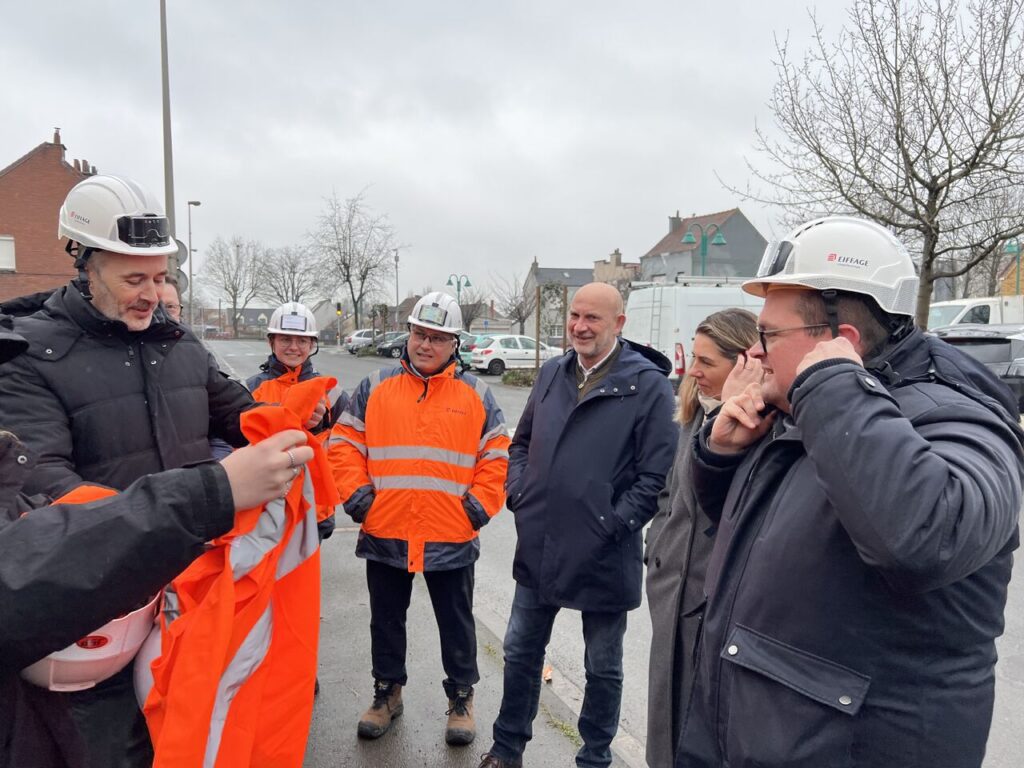 Groupe de personne dans une rue de Fort-Mardyck.