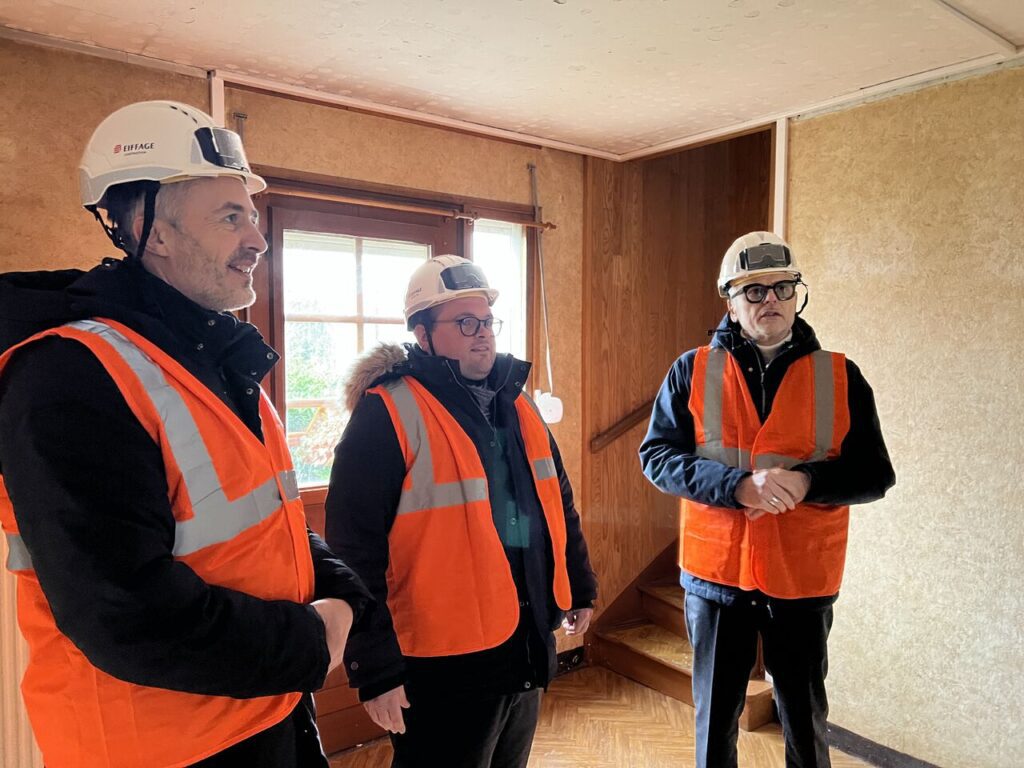 Trois hommes dans une maison à Fort-Mardyck. 