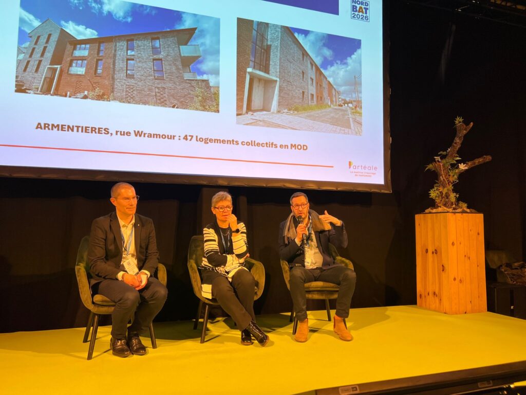 Trois collaborateurs de Partéale (Sébastien Saumier, Cécile Lamon, Benjamin Pétraud) parlant à l'occasion du salon Nordbat.