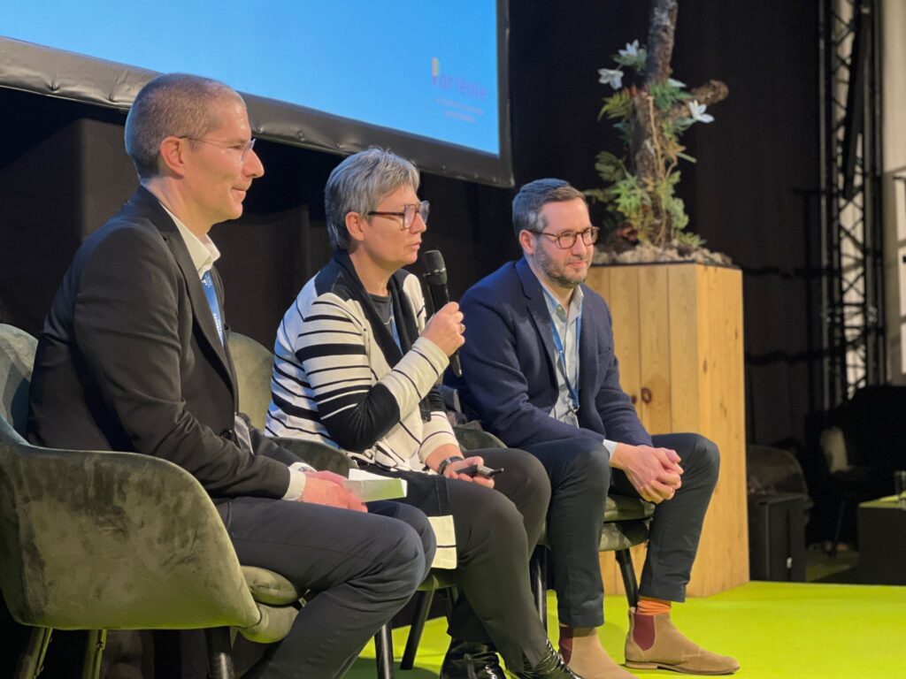 Trois collaborateurs de Partéale (Sébastien Saumier, Cécile Lamon, Benjamin Pétraud) parlant à l'occasion du salon Nordbat.