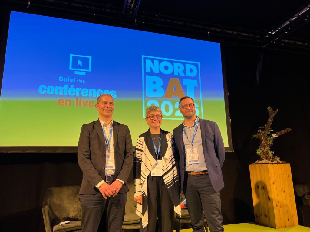 Trois collaborateurs de Partéale (Sébastien Saumier, Cécile Lamon, Benjamin Pétraud) posant à l'occasion du salon Nordbat.