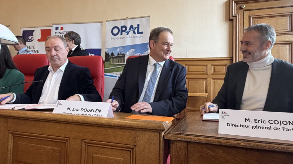 groupe comportant le ministre, Partenord le Groupe et deux bailleurs signant la convention.