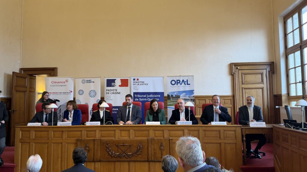 groupe comportant le ministre, Partenord le Groupe et deux bailleurs signant la convention.