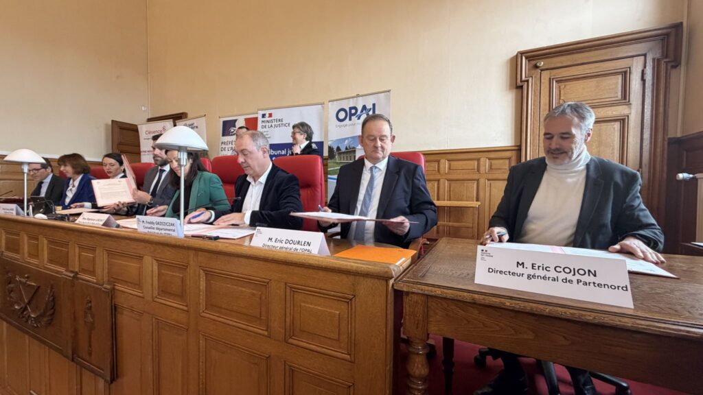 groupe comportant le ministre, Partenord le Groupe et deux bailleurs signant la convention.