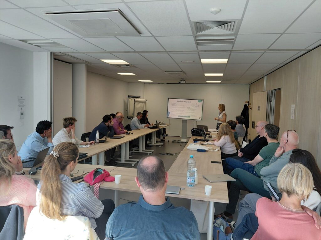 groupe de personne participant a une réunion sur le projet ACCU