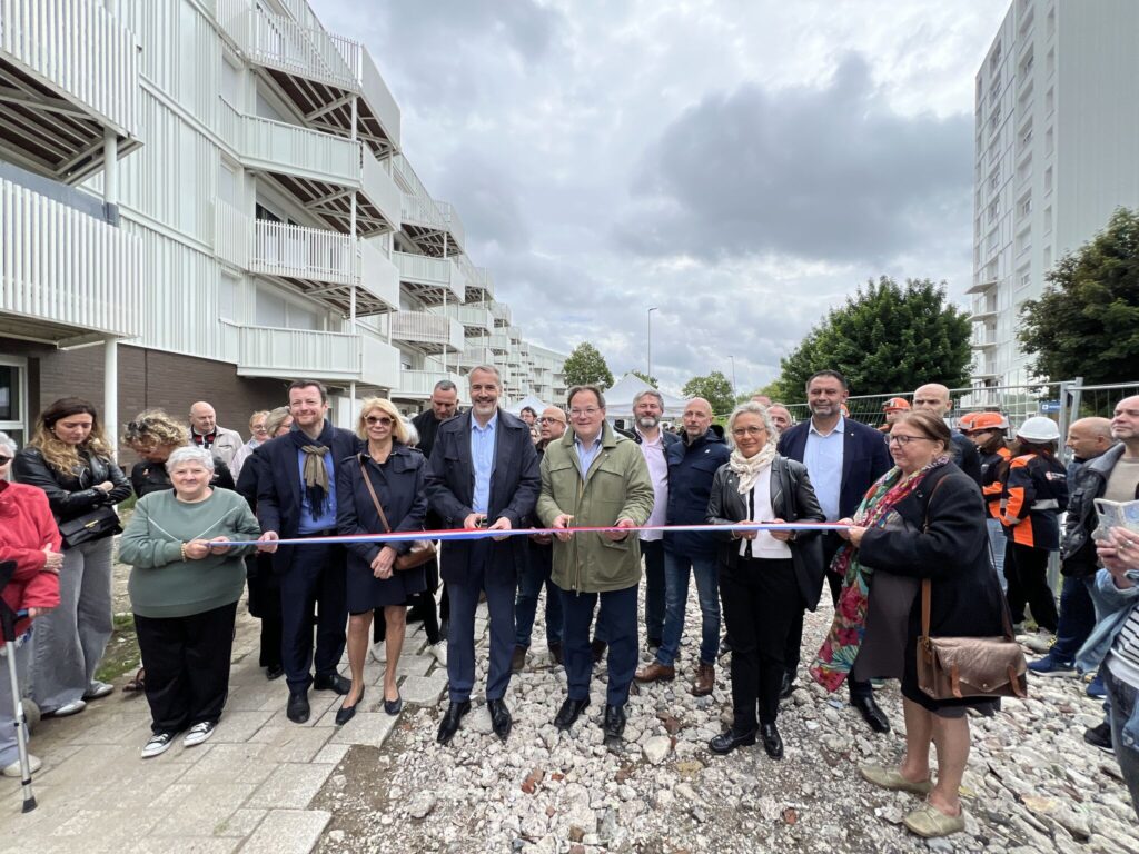 inauguration de la réhabilitation du bâtiment flandres - coupure de ruban
